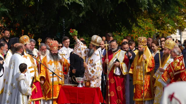 Православната църква почита светите великомъченици Надежда, Вяра, Любов и майка им София