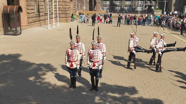 По традиция на 22 септември бе извършена тържествена смяна на