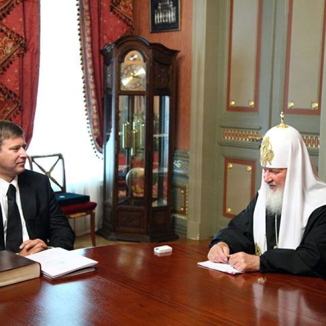 Руският патриарх Кирил с швейцарски часовник за 30 000 евро