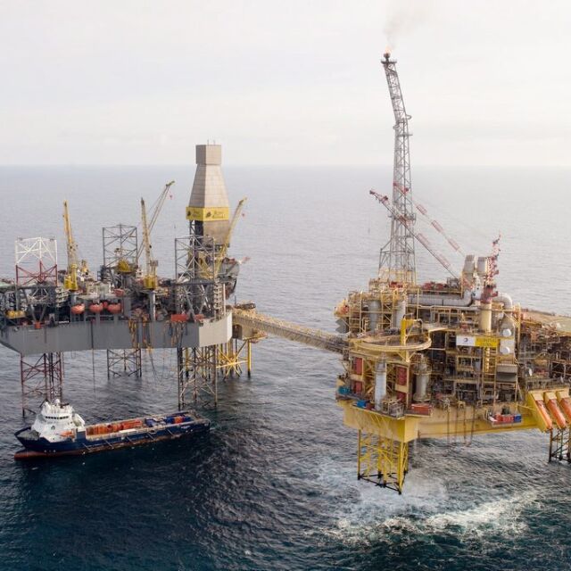 Shell: Има теч на петрол от три платформи в Мексиканския залив