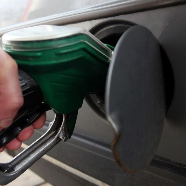 Властта готви мерки за по-ниски цени на горивата, от бранша са скептични