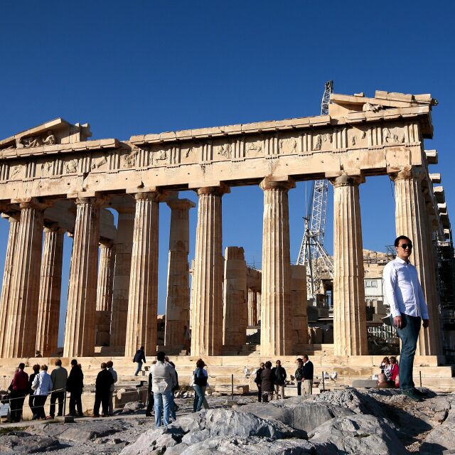 Повече от 17 000 души дневно: Гърция с мерки за тълпите на Акропола