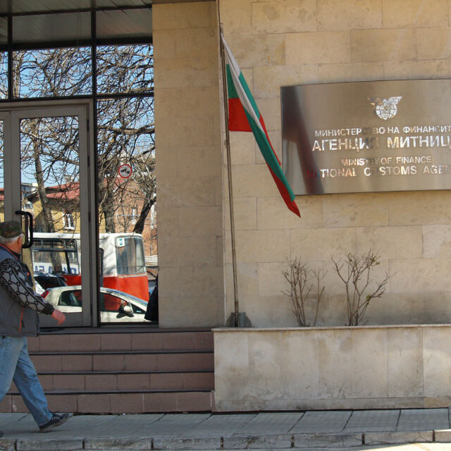 Агенция „Митници”: Установени са тежки нарушения в складовете на „Винпром Карнобат”