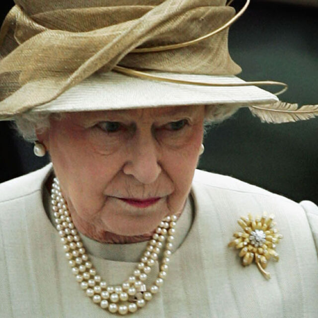 Кралското семейство пътува към кралица Елизабет II