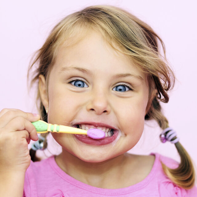 Как да научим детето да си мие зъбите правилно