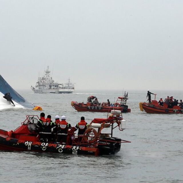 Ферибот потъна край Южна Корея, около 300 изчезнали (СНИМКИ)