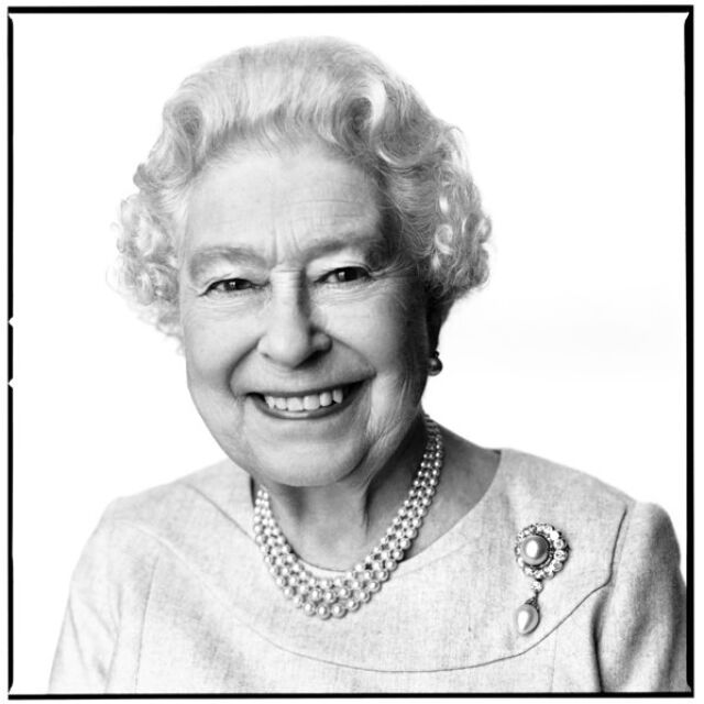 Британската кралица с нов портрет за 88-ия си рожден ден