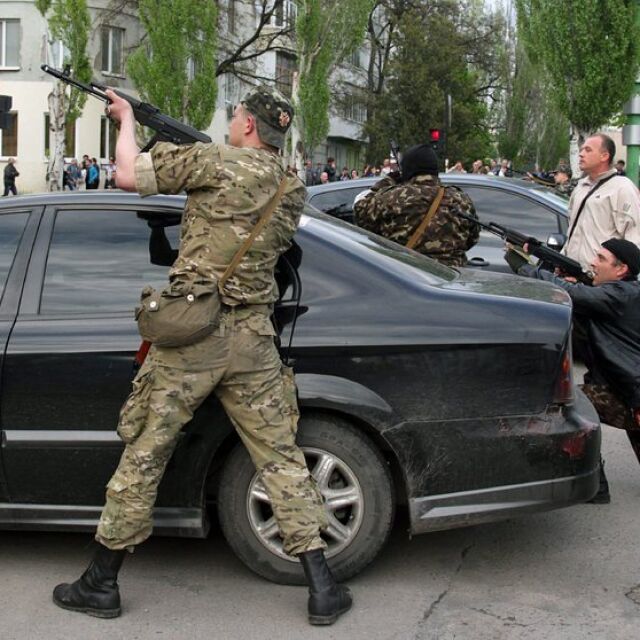 Сепаратисти с автомати завзеха Луганск (СНИМКИ)