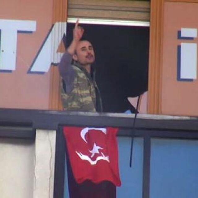 Въоръжен нахлу в офис на управляващата партия в Турция