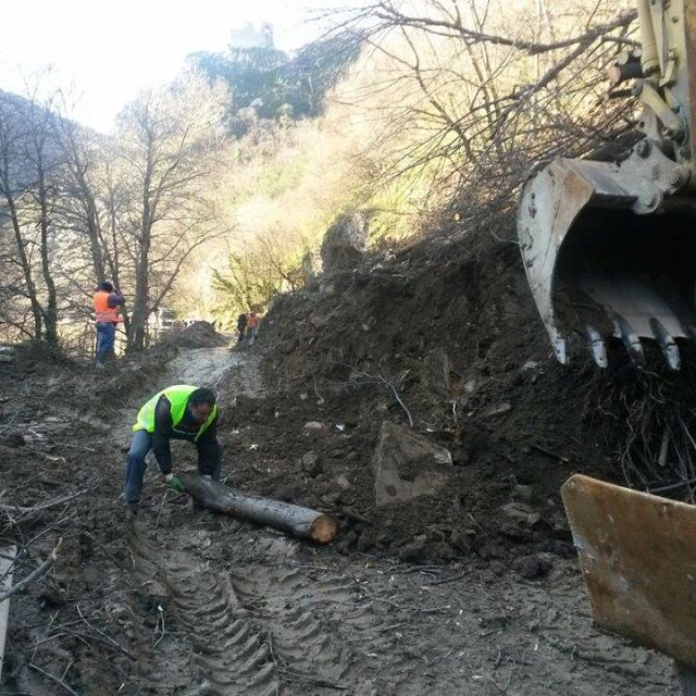 Ново голямо свлачище затрупа пътя между Асеновград и Смолян