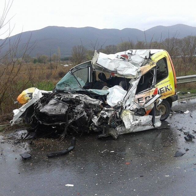 Челен удар между кола и автобус взе жертва на пътя София-Бургас (СНИМКИ)