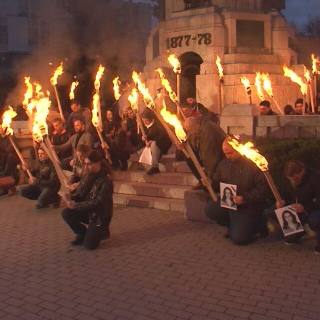 Факелно "Шествие на мира" в памет на убитата Вероника (СНИМКИ)
