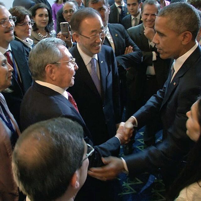 Барак Обама и Раул Кастро се ръкуваха в Панама