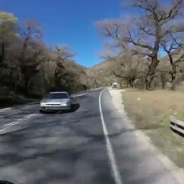 Второ видео показва шофьора на "Голф"-а, който засича мотористи