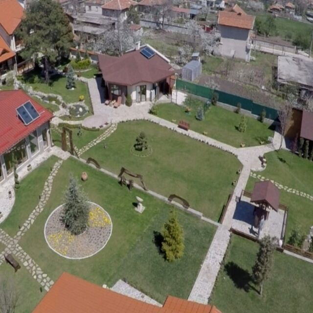 Кметът на Пазарджик живее в имение с басейн, фитнес, джакузи и изкуствена река