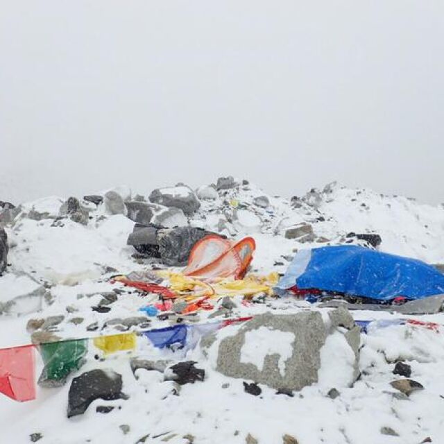 Лавина затрупа базовия лагер под Еверест, има жертви