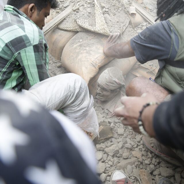 Унищожителното земетресение в Непал взе най-малко 1300 жертви (ОБЗОР)