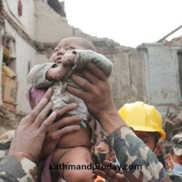 Четиримесечно бебе бе извадено невредимо от отломките в Катманду