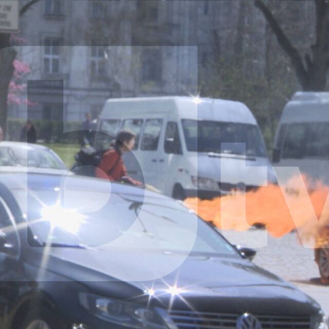 Мъж запали служебен автомобил до сградата на Народното събрание (ВИДЕО)