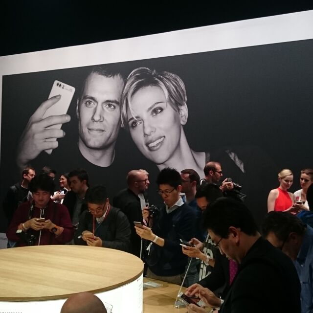 Хенри Кавил и Скарлет Йохансон са рекламни лица на смартофона Huawei P9, чиято двойна камера вещае революция в мобилната фотография