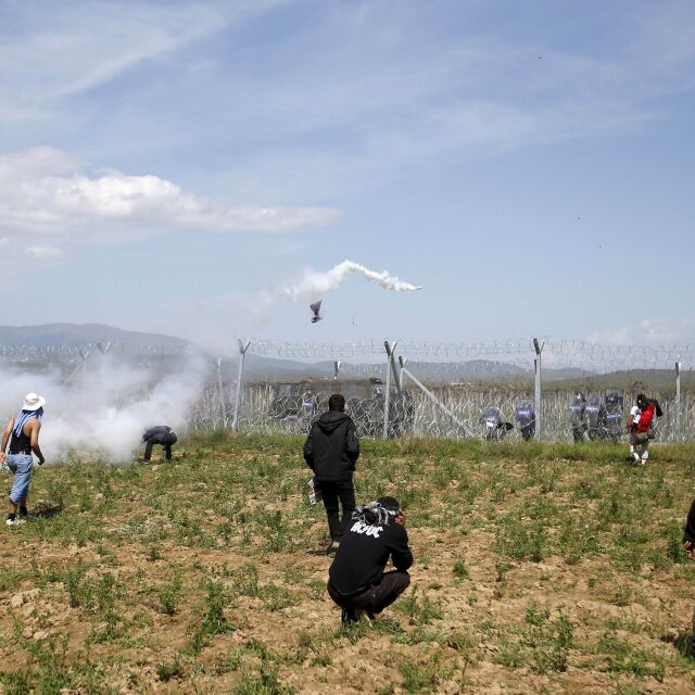 Полицията използва сълзотворен газ срещу мигрантите в Идомени (ВИДЕО)