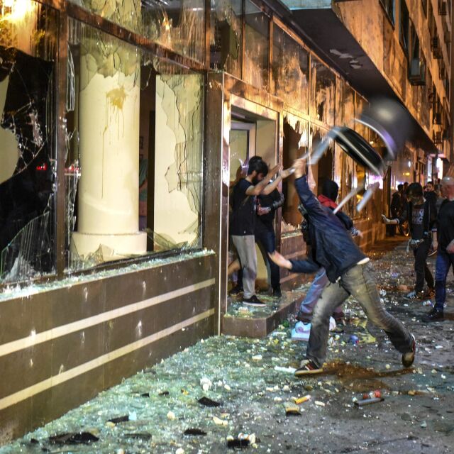 Десетки са ранени, 12 са задържани след погрома в Скопие