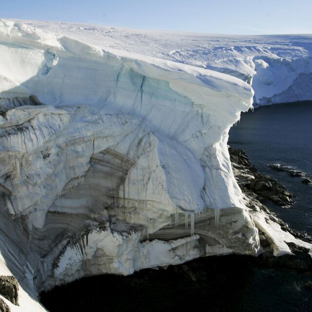 От Антарктида се отчупиха два огромни къса от шелфа