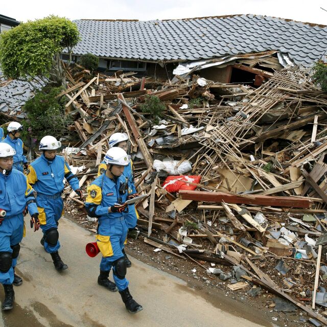 В Япония подновиха спасителната операция след силните земетресения