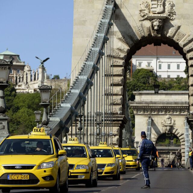 Таксиметрова блокада в Будапеща заради „Юбер” (СНИМКИ)