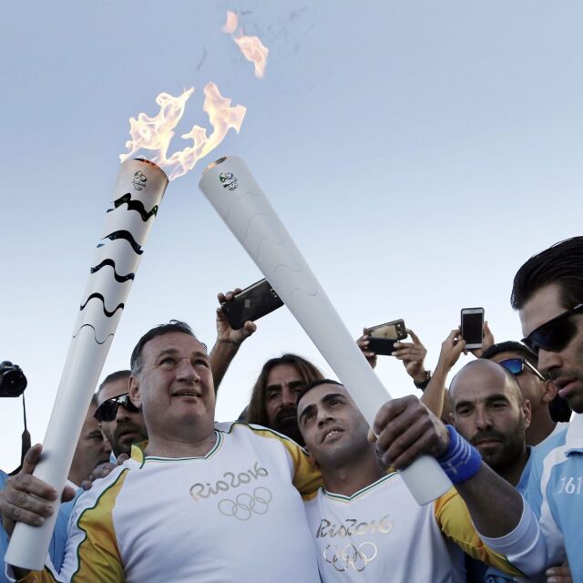 Сирийски бежанец пренесе олимпийския огън през лагер в Атина (СНИМКИ и ВИДЕО)