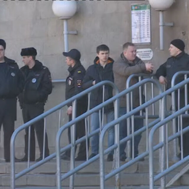 Полицията в Санкт Петербург затвори три станции на метрото заради сигнал за бомби