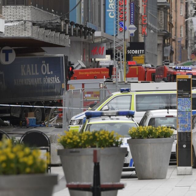 Трима души загинаха, след като камион се вряза в пешеходци в Стокхолм
