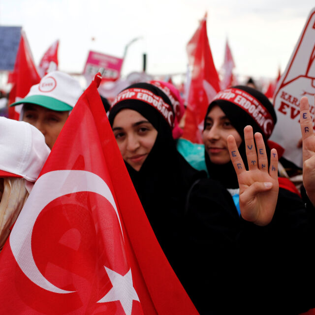 Десетки хиляди в Истанбул подкрепиха Реджеп Ердоган за „Да” на референдума