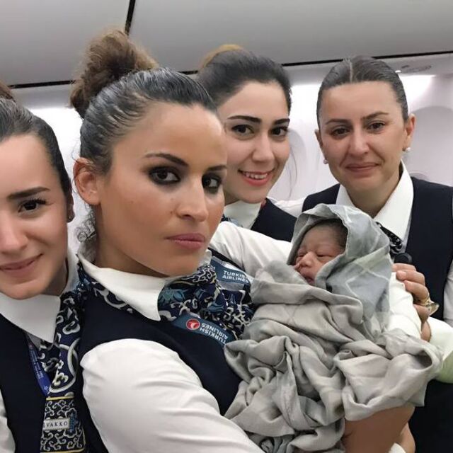 Бебе се роди на борда на самолет на Турските авиолинии (СНИМКИ)
