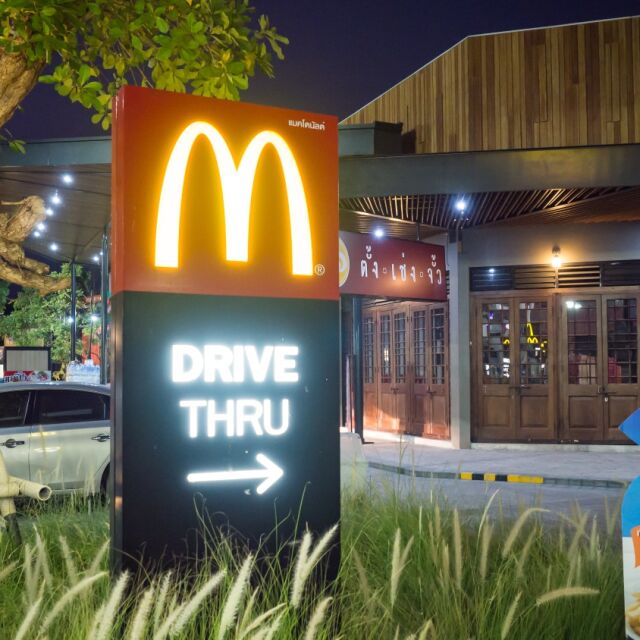 Хамбургер и пържени картофи – новото лого на McDonald’s в Русия?