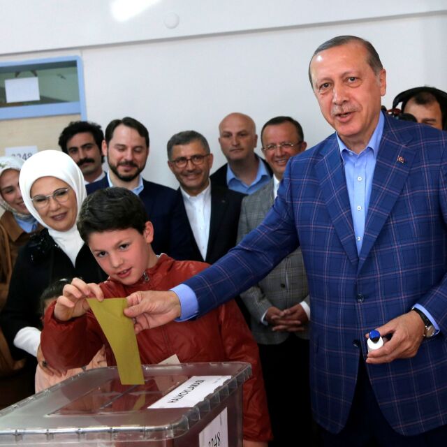 Гласуване "за бъдещето на Турция" и размахан пръст от Анкара към Европа