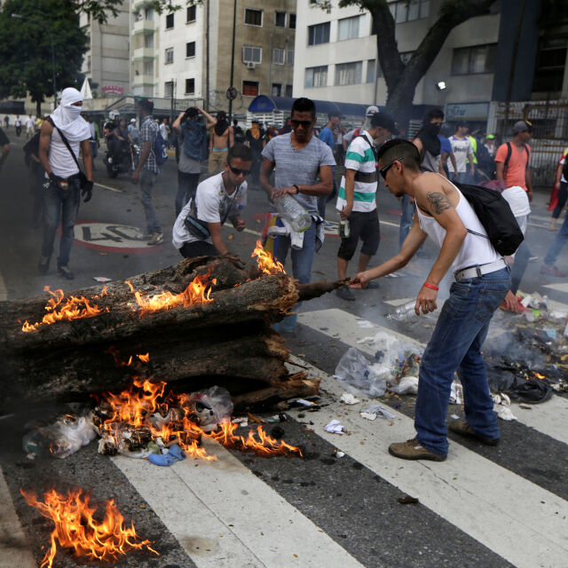 Над 220 души пострадаха при антиправителствените протести във Венецуела снощи