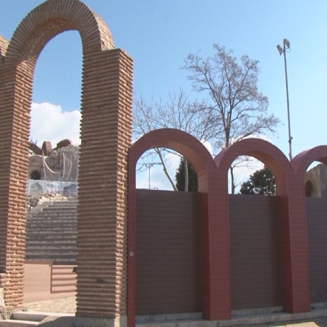 Достроиха амфитеатъра в стария Несебър със „старинни” пластмасови арки