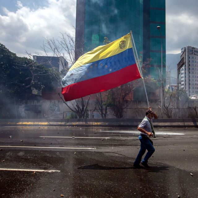 Венецуелски съдии потърсиха закрила в чилийското посолство
