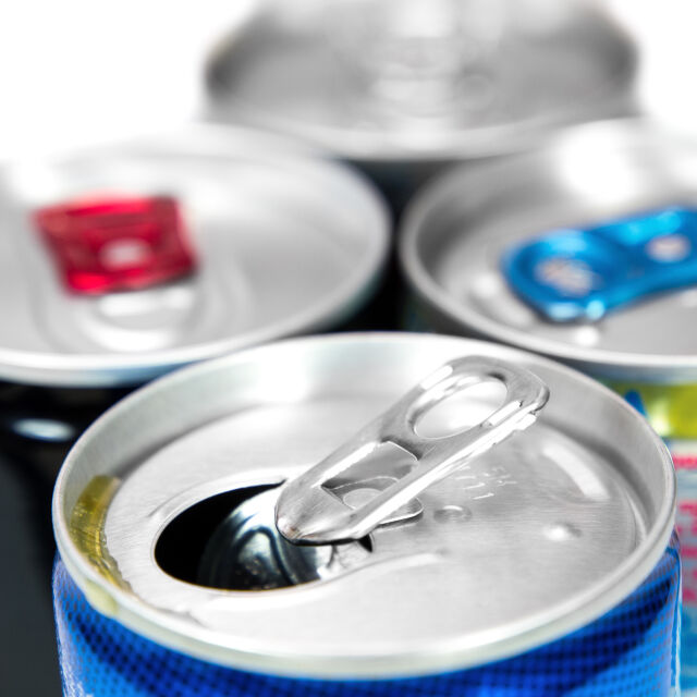 Обсъждат забрана на енергийните напитки под 18 г. у нас: Как влияят на децата?