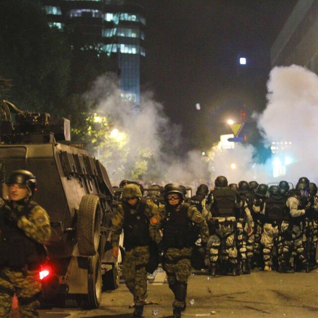 Полицията в Скопие използва шокови гранати срещу протестиращите 