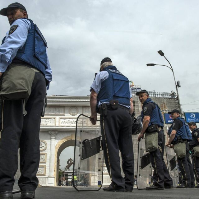 След „Черния четвъртък” в Македония: Стотици полицаи охраняват парламента в Скопие (ОБЗОР)