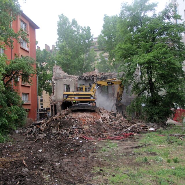 „Двойната къща” в центъра на София беше съборена окончателно (СНИМКИ И ВИДЕО)