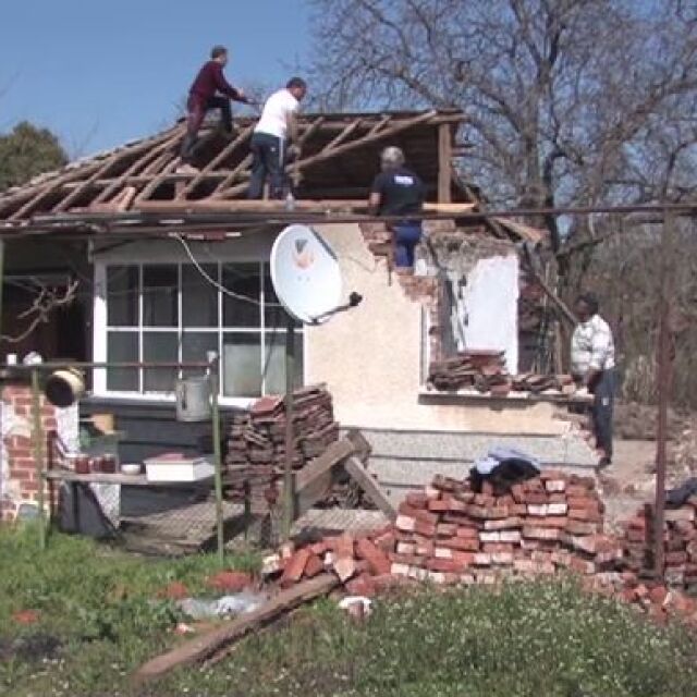 Добро дело: Общински съветник ремонтира разрушената къща на възрастна жена