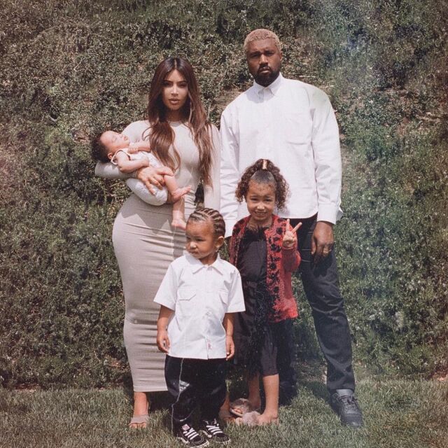 Ким Кардашиян за това как се прави семейна снимка с 3 деца, или моментът, след който всички плачат