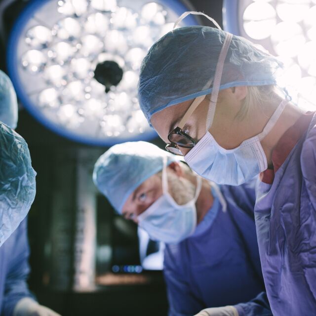 Уникална операция: Лекари от УМБАЛ „Св. Иван Рилски” отстраниха огромен тумор от мозъка на пациент