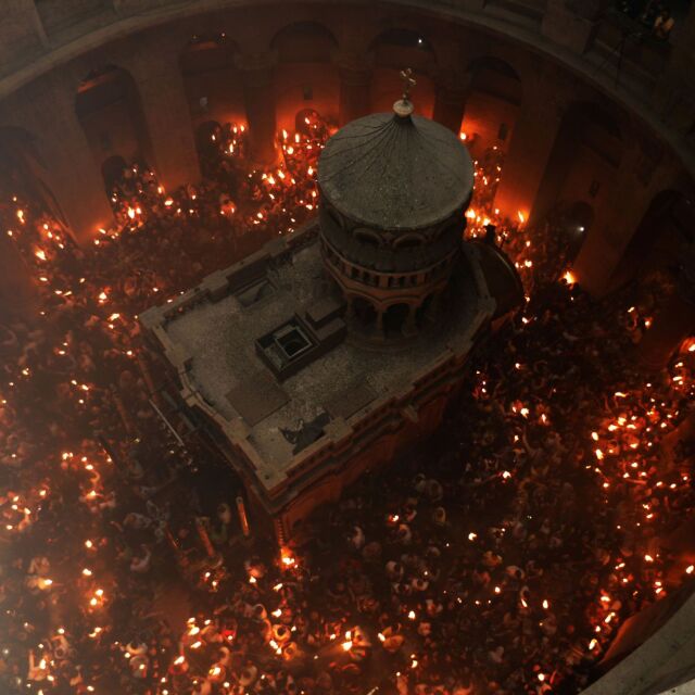 Благодатният огън слезе в Ерусалим (СНИМКИ)