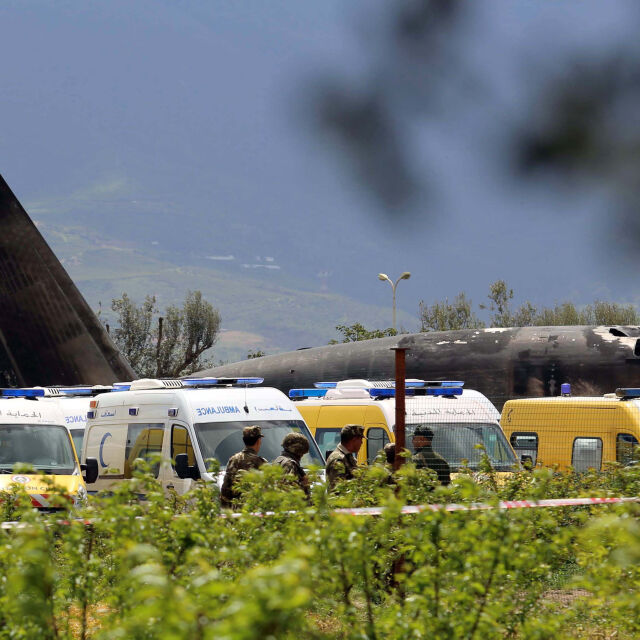 Военен самолет се разби в Алжир, има десетки жертви