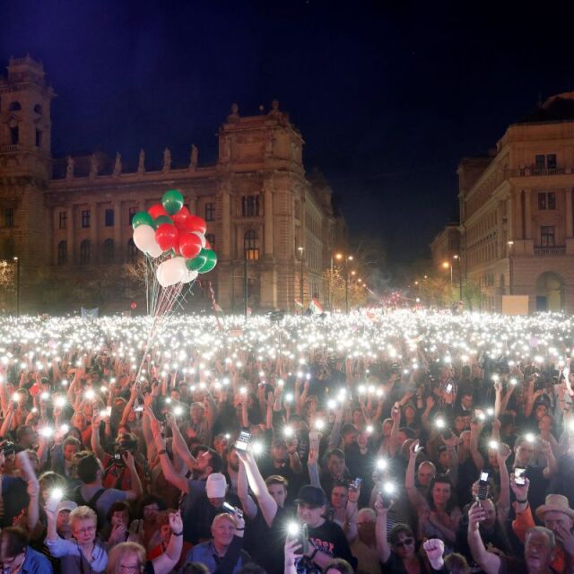 Хиляди унгарци протестираха срещу изборната победа на Орбан (СНИМКИ)