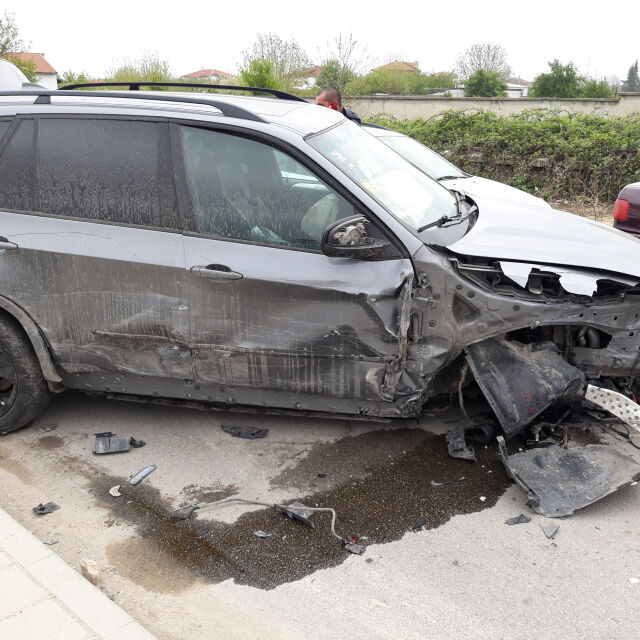 Джип удари 10 паркирани коли в Пловдив, водачът избяга (СНИМКИ)